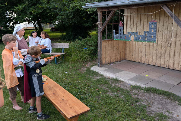 Zielgenauigkeit und eine ruhige Hand brauchen die Kinder, um mit der Armbrust zu treffen. /Foto: Stephan