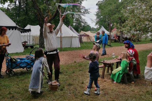 Adrian zeigt den Kindern, wie Riesen-Seifenblasen gemacht werden. /Foto: Sonja