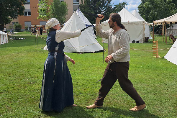 Anna und Dustin üben den Dolchkampf. /Foto: Adrian
