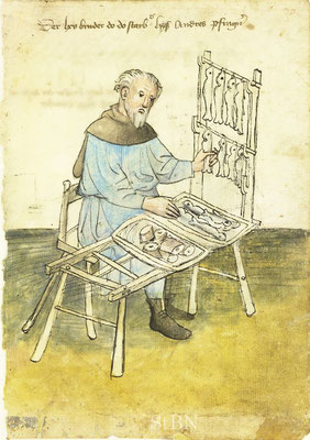 Um 1425: Ein Pfragner (Kleinhändler) sitzt auf einem einfachen Stuhl mit Rückenlehne mit einem einfachen Verkaufsstand. Quelle: Amb. 317.2° Folio 30 recto (Mendel I)