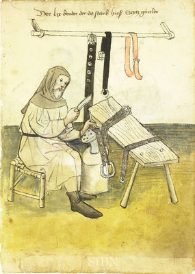 Um 1425: Ein Gürtler sitzt auf einem geflochtenen Stuhl. Quelle: Amb. 317.2° Folio 27 recto (Mendel I)
