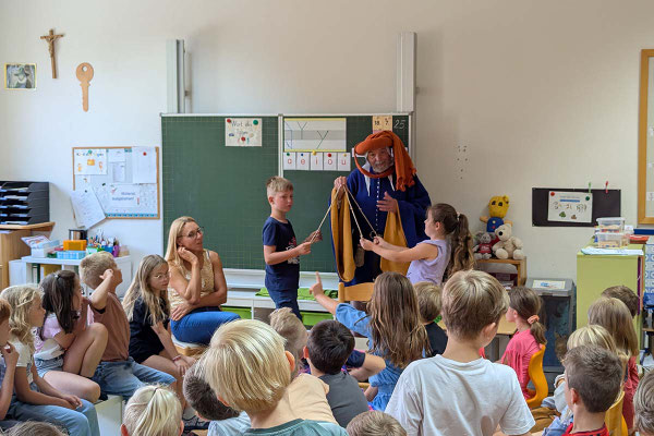 Ernst vermittelt den Kindern Wissen über die Mathematik des Mittelalters. /Foto: Stephan