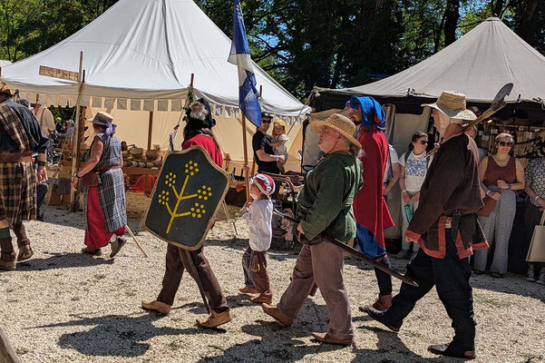 Die Abordnung des Gefolge zu Herzoghart zieht für den Umzug zum Schloss. /Foto: Julia