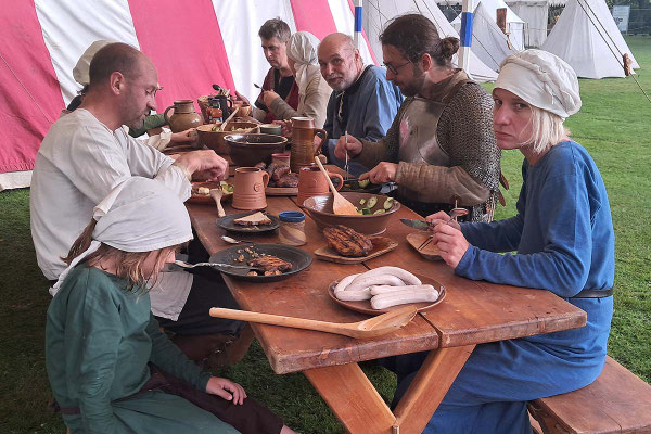 Gemeinsames Mittagessen im Lager. /Foto: Adrian