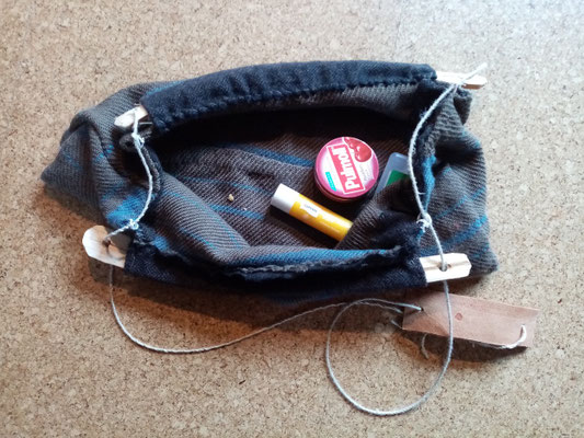 Bügeltasche mit modernem Inhalt - was man so als Erklärbär im Museum so braucht