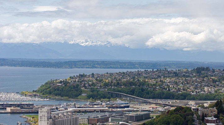 Elliott Bay, in der Ferne die Gebirgsregion der Olympic Mountains, Blick vom Aussichtsturm "Space Needle"