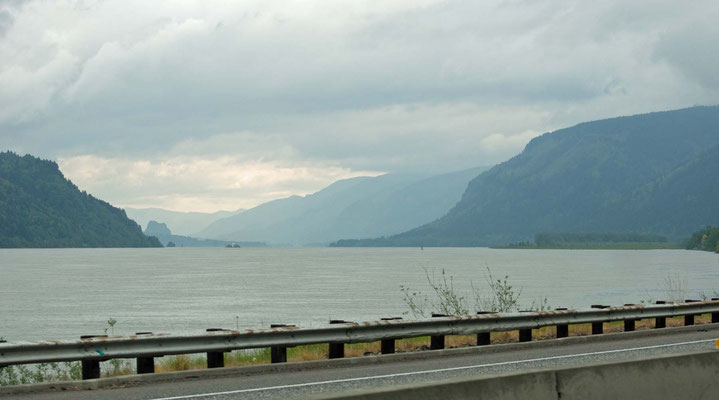 am Columbia River entlang