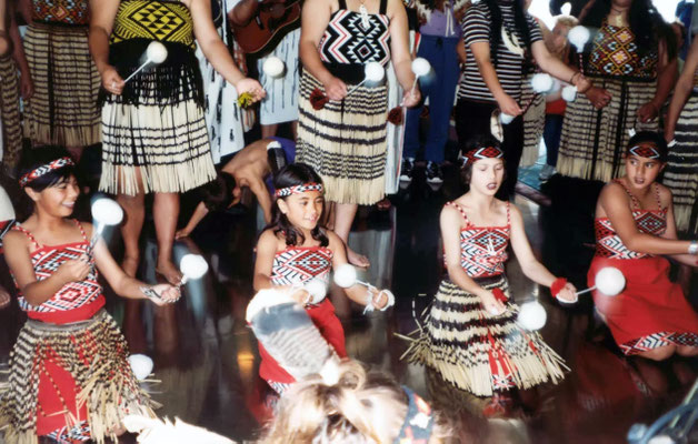 Vorführung zweier Indianer- bzw. Maori-Gruppen