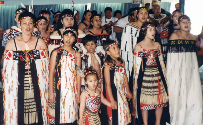 Vorführung zweier Indianer- bzw. Maori-Gruppen