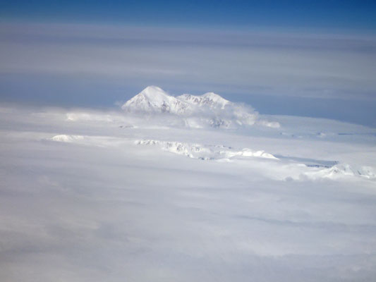 Kurz vor der Landung tauchte der Mount McKinley aus den Wolken auf