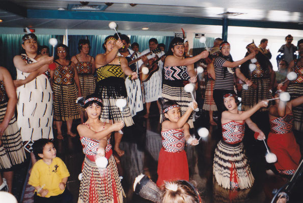 Vorführung zweier Indianer- bzw. Maori-Gruppen