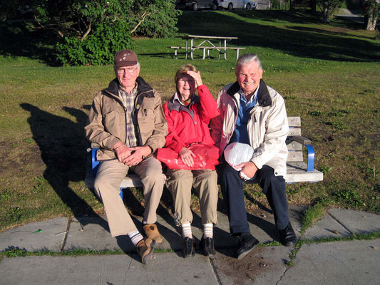 satt und zufrieden mit dem Tag, von der Abendsonne bestrahlt