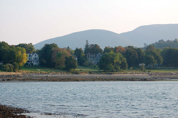 Blick auf Bar Harbor von Bar Island aus