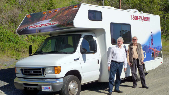 Peter und Klaus mit dem Wohnmobil von Cruise America