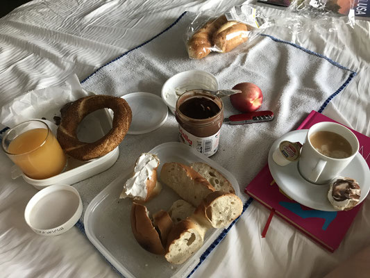 mein tägliches Frühstück am Bett ... nomnomnom 😍