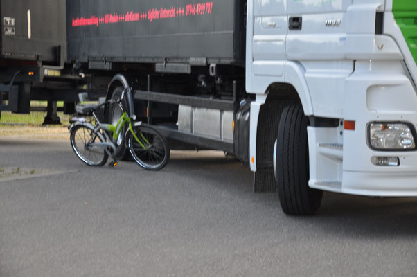 Der Radius verengt sich beim Abbiegen, das Rad befindet sich im „Toten Winkel“. Der Lkw-Fahrer kann nicht sehen, was geschieht.