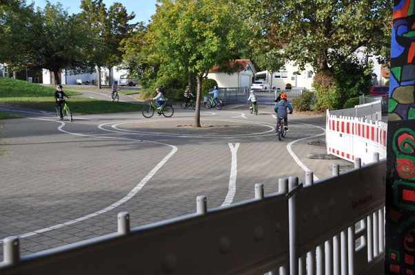 Verkehrstraining auf dem Verkehrsübungsplatz bei der Schule