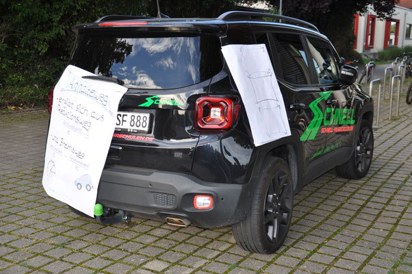 Pkw der Fahrschule Schnell zum Geschwindigkeit schätzen