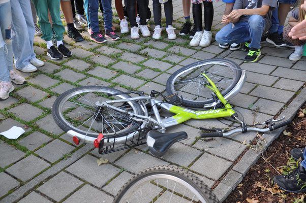 Nachbesprechung mit der Klasse am total zerstörten Rad.