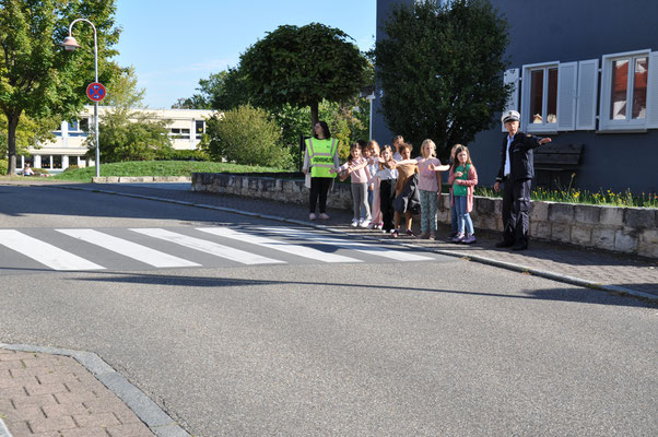 Momentaufnahme vom Aktionselement: „Der sichere Schulweg“. Überqueren der Fahrbahn mit und ohne Hilfsmittel unter fachkundiger Anleitung.