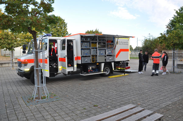 Erläuterungen am Einsatzwagen des DRK