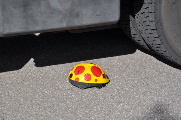 Ein Radhelm schützt vor schweren Kopfverletzungen. Einem Lkw-Reifen kann er jedoch nicht standhalten.