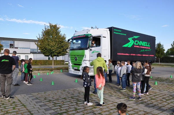 „Abstecken“ vom „Toten Winkel“ am Lastzug mittels Pilone und „Probesitzen“ der Kids im Lkw. Der „Tote Winkel besteht ja vorne und hinten sowie auch in Segmenten an den Längsseiten.