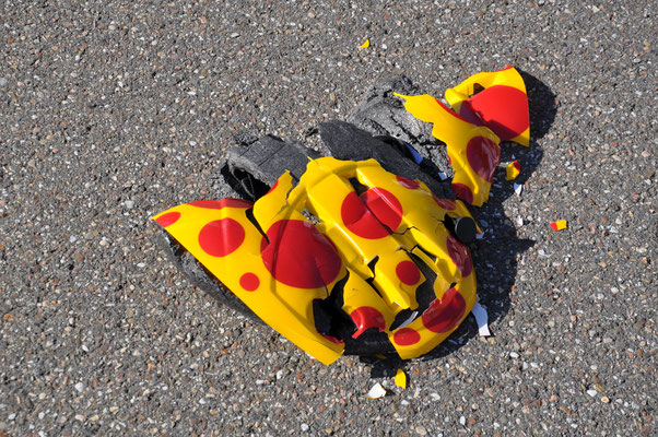 Das Ergebnis der „Überfahrt“. Bitte den Radhelm alle 5 Jahre ersetzen. Bei längerer Nutzungsdauer können die Helme schon bei weniger Belastung brüchig werden.