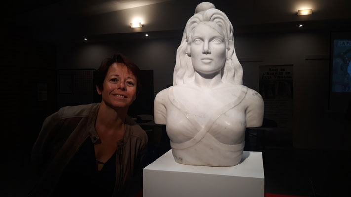 Émilie Sartelet sculptrice de la Marianne en albâtre de Notre Dame de Mésage