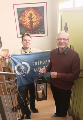 Pfarrei Fensterbach (v.l.n.r. Bastian Beck (Vorstand der Pfadfinder), Pfarrer Georg Praun