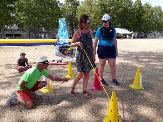 Christine s'essayant au parcours pour aveugle. Se mettre à la place de... Organisé par Handisport53