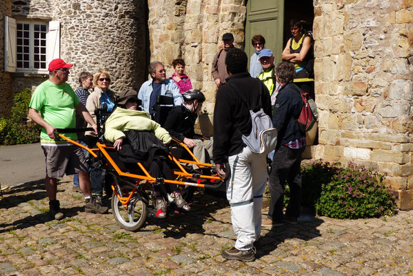 Devant l'église du 11ème siècle