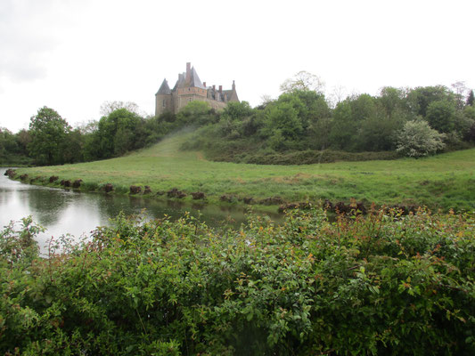 Au bord du Moulin et son château en toile de fond