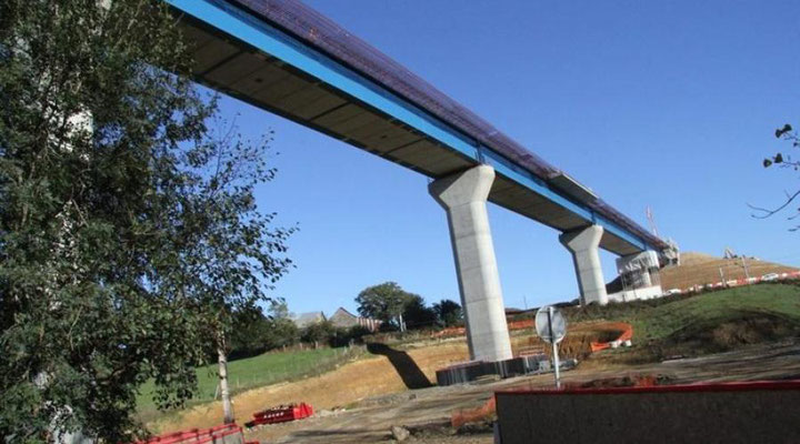 Viaduc dans la vallée du Vicoin en cours de construction (photo archive Ouest France, octobre 2013)