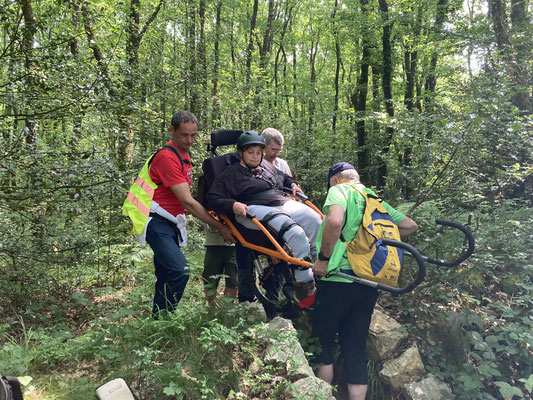 Un passage de 40 cm a été creusé sur le talus. Il a été mis de petits rochers. Il faut soulever la Joëlette pour passer