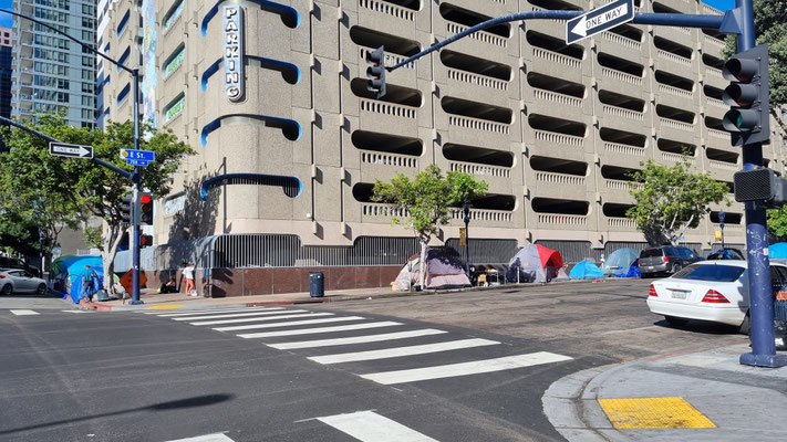 Obdachlose campieren auf den Trottoirs