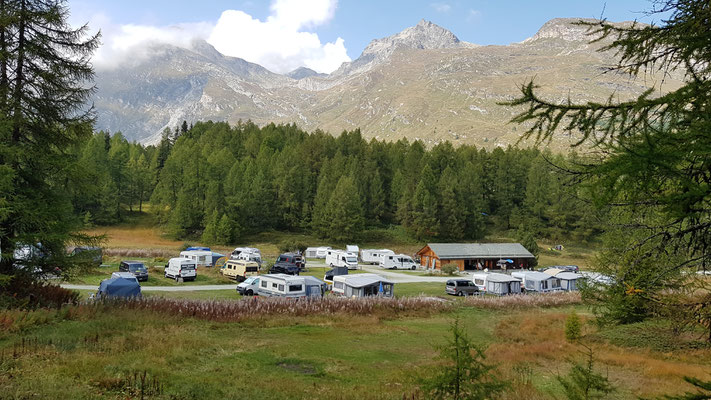 sympathischer, kleiner Campground in Maloja; unmittelbar am Silsersee