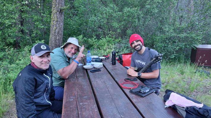 Richard und Blair teilen unsere Camp Site; Blair spielt noch Gitarre nach dem Nachtessen