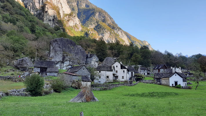 auf der Rückfahrt geniessen wir das Val Bavona mit seinen schönen Dörfern, Häusern und Brücken