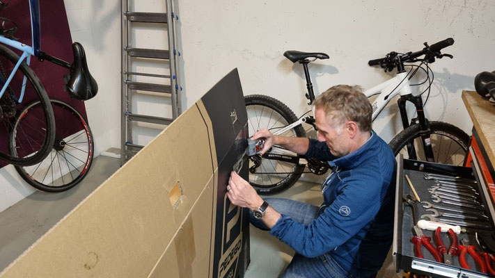 die Kisten werden geklebt, und nochmals geklebt, und nochmals geklebt...