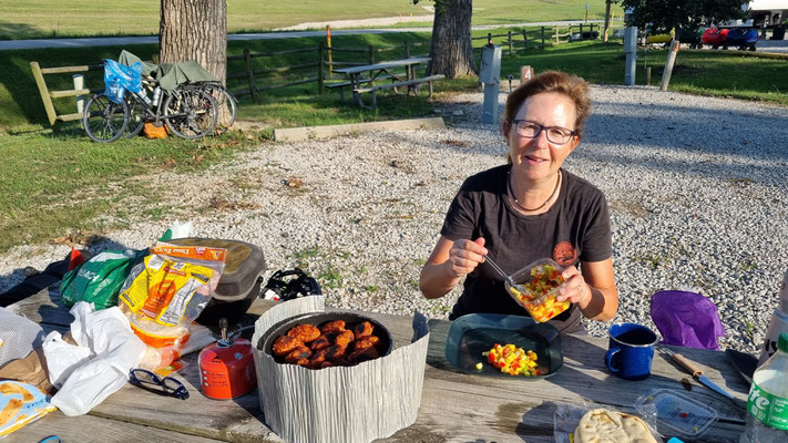 mariniertes Huhn mit Nan-Brot und einer Mischung aus Mango/Pepperoni/Zwiebeln