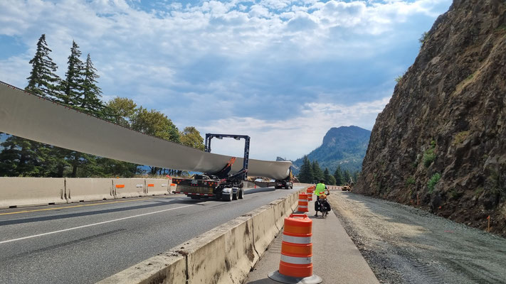 der Radweg ist noch im Bau und führt dem Highway entlang; hiert überholt uns ein Windrad