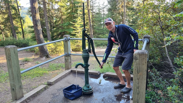 auf dem Clear Lake Campground ist noch Handarbeit gefragt für das Abwasch-Wasser