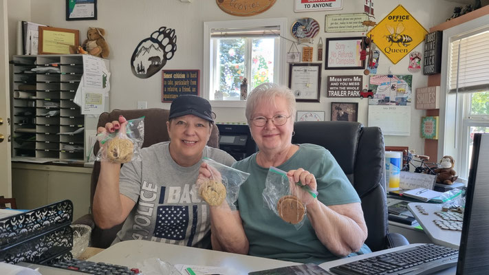 einen überaus herzlichen Empfang erhielten wir von Rea und Kollegin auf ihrem Campground in Elma; die Cookies waren wunderbar!