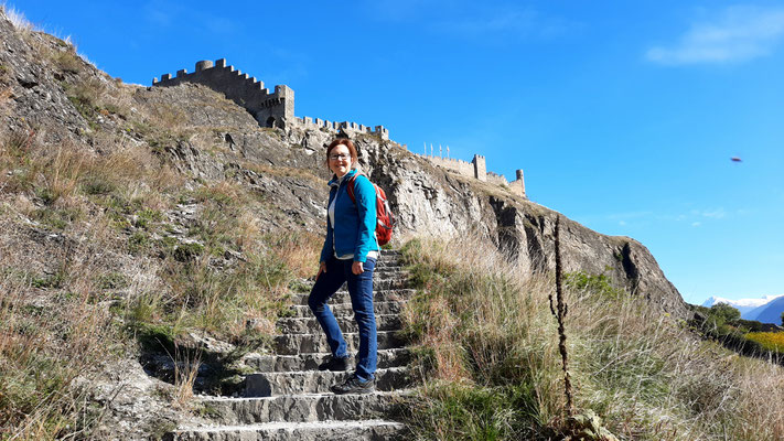 es geht rauf zum Schloss Tourbillon in Sion