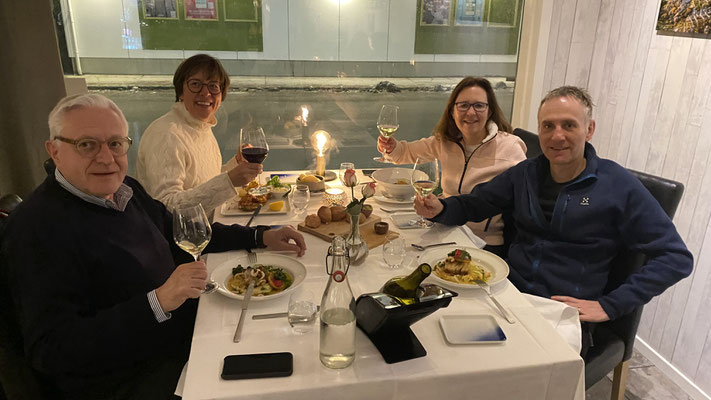 anstossen auf den Ferienbeginn mit Andrea und Werni; feines Znacht im Lofotmat Restaurant, Henningsvaer