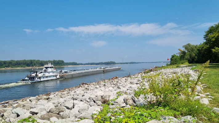 im Hintergrund Mündung des Missouri in den Mississippi