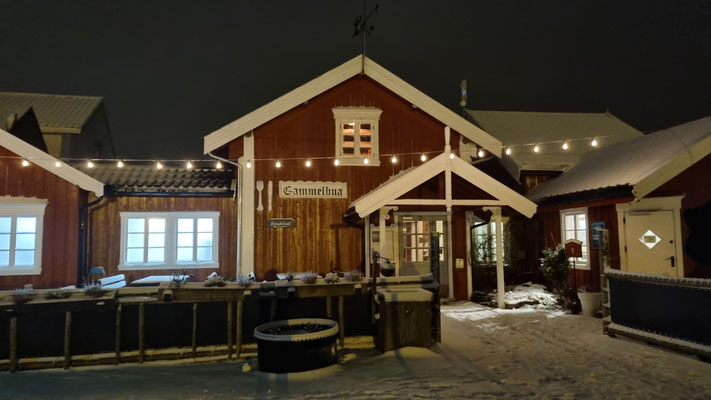 tolle Atmosphäre und Nachtessen im Restaurant Gammelbua in Reine