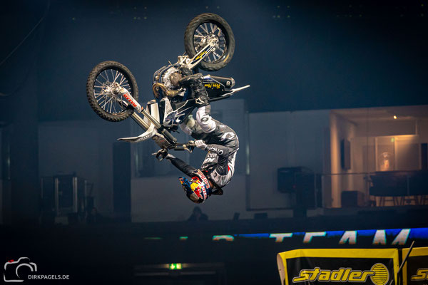 Sprung des Motorradfahrers, Luc Ackermann bei den Night of the Jumps 2020, Mercedes-Benz Arena Berlin, Foto: Dirk Pagels, Fotograf in Teltow, Kleinmachnow, Stahnsdorf, Potsdam, Berlin, Bundes- Weltweit