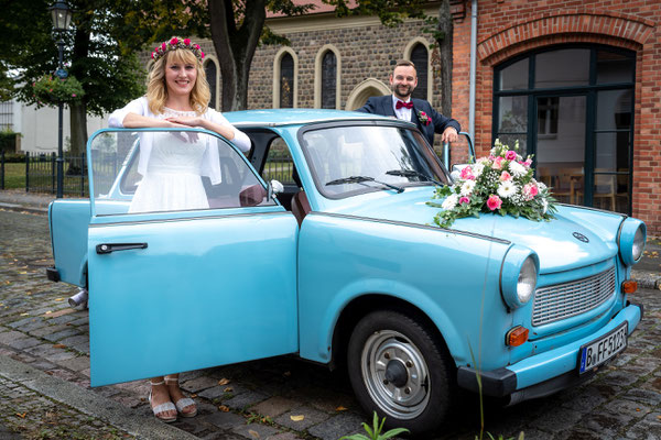 Ein alter DDR Trabant bei der Hochzeit in Teltow, 2022, Foto: Dirk Pagels, Hochzeitsfotograf in Teltow, Kleinmachnow, Stahnsdorf, Potsdam, Berlin, Bundes- Weltweit